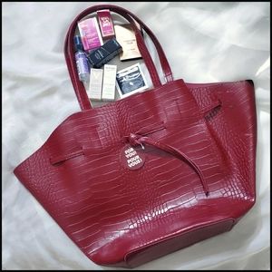 Free with purchase 🌸 Faux leather tote + samples